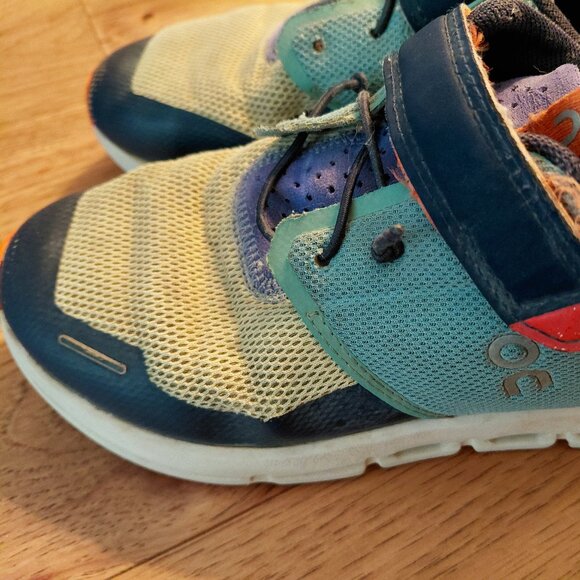 On Cloud Play Running Shoes Sneakers Kids Youth Size 1 - Picture 3 of 7